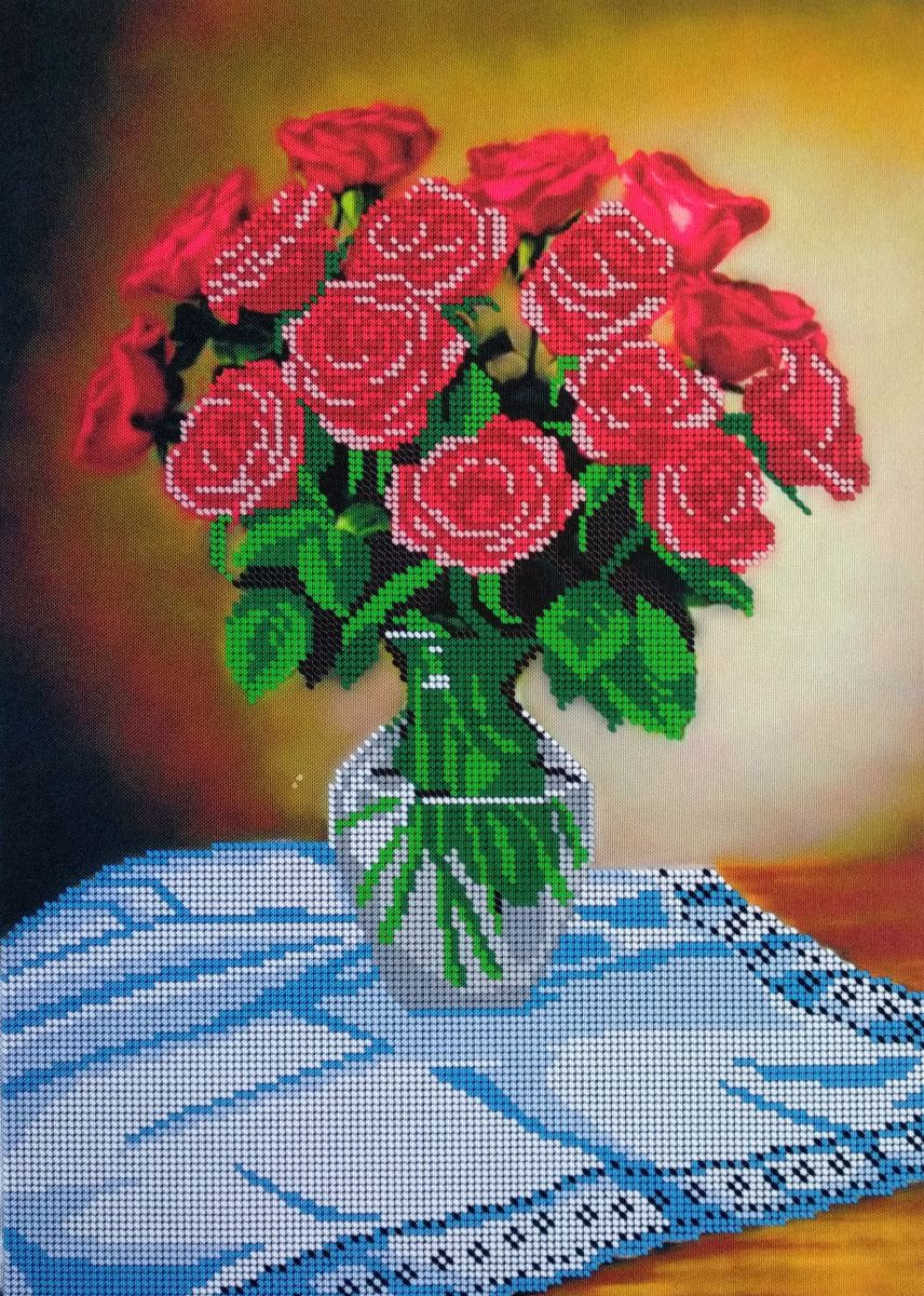 Алые розы в вазе